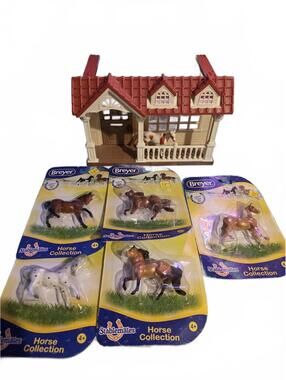 5 Breyer Stablemates Horse Collection Figurine & Epoch Stable W/Extra Horse Fig